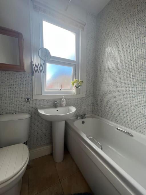 2025 Award Winner Liverpool Strawberry House - 3 Bedrooms Exterior foto